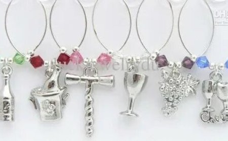 How to Use a Wine Charm at Parties Like a Pro